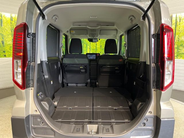 ���i�̂���������ʋ΁A���}���ɏ\���ȉ׎��X�y�[�X���m�ۂ��Ă���܂��B�Z�J���h�V�[�g��|���ƁA�傫�ȉו��̐ύڂ��\�ł���