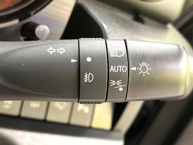 【オートライト】周りの明るさに応じて自動でヘッドライトの点灯・消灯ができる機能です!ライトの付け忘れ・消し忘れなどが無くなり、雨の日や夕方の走行も安心!トンネル通過時も便利ですね♪