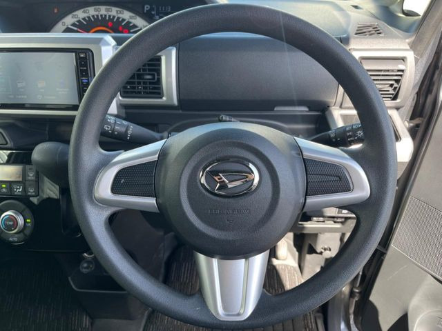 �C���e���A�ɍ��킹���f�U�C���̃X�e�A�����O�́A�^�]�������̂��Ƃ��l���A�^�]���₷���`��A�傫���ł��B�����x�A���ۂɐG���Ă��m���߂��������B