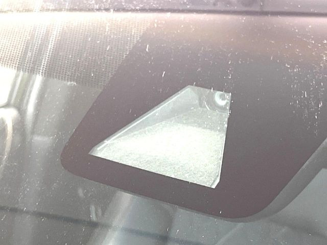 【トヨタセーフティセンス】走行中に前方の車両等を認識し、衝突しそうな時は警報とブレーキで衝突回避と被害軽減をアシスト。より安全にドライブをお楽しみいただけます。