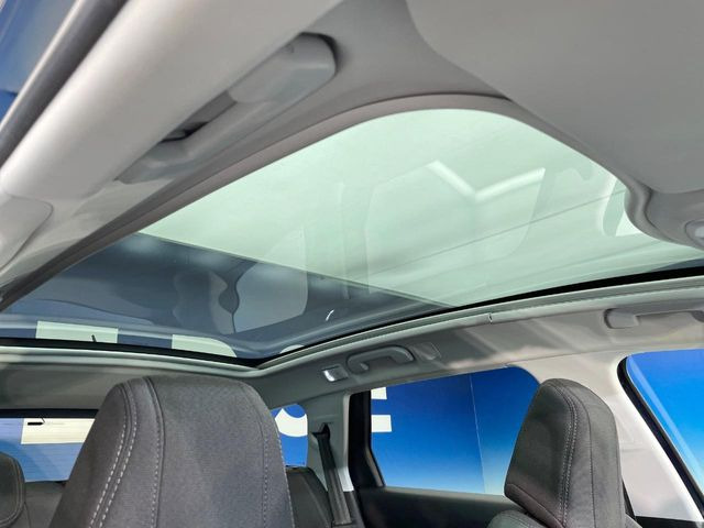 ●パノラマミックガラスルーフ:大迫力のパノラマルーフは、後部座席にまで続いており、開放的な空間をお楽しみいただけます。