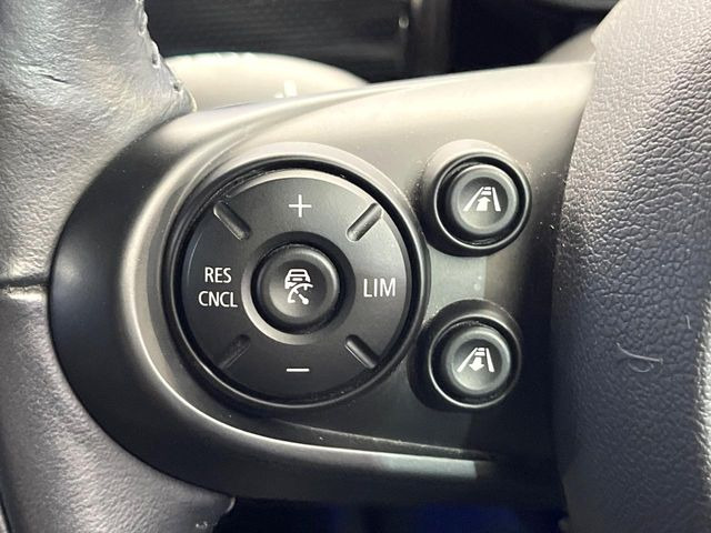 ●レーダークルーズコントロール:前の車との車間距離を一定にとりつつ、一定速度で自動走行してくれる次世代のクルーズコントロール!主に高速道路や自動車専用道路で使用する便利な機能です!