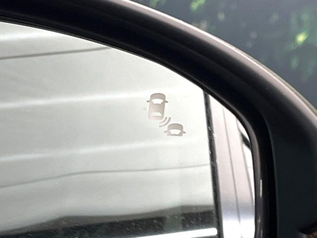 【ブラインドスポットインフォメーション】走行中、ドアミラーの死角になりやすい箇所に後続車が接近するとサイドミラー付近に警告を表示、ドライバーに注意喚起をしてくれます。