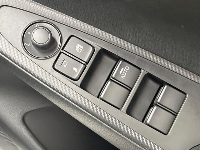 �y�d���i�[�~���[�z�T�C�h�~���[�͓d���i�[���ƂȂ��Ă���A�������ԏ�ł��L�Y�������X�N��}�����܂��B