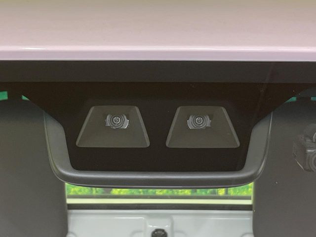 【スマートアシスト】走行中に前方の車両等を認識し、衝突しそうな時は警報とブレーキで衝突回避と被害軽減をアシスト。より安全にドライブをお楽しみいただけます。