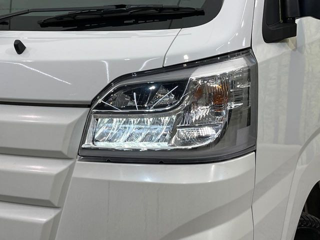 【LEDヘッドライト】悪天候や夜間走行時も良好な視界を確保し安心して運転できる高輝度LEDヘッドライトを装備!点灯速度が早く、消費電力も抑えられています。