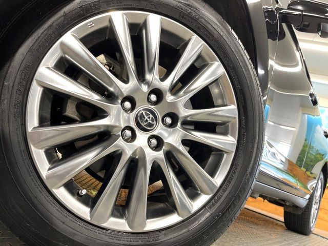 【純正18インチアルミホイール】外観にマッチした純正アルミホイールを装着しております。各種社外アルミホイールや、スタッドレスタイヤも取扱いしております。是非ご相談ください♪