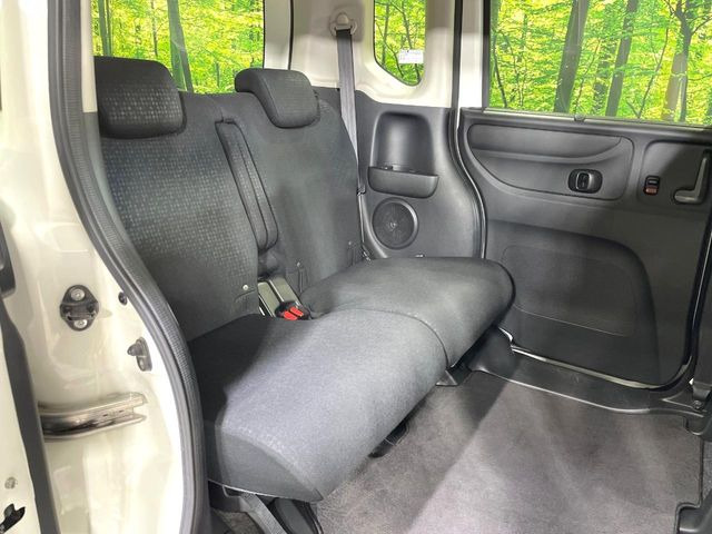 後部座席も気になるようなキズ・汚れやへたり等、大きなダメージはなく、良好な状態です。