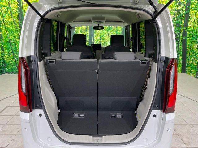 普段のお買い物や通勤、送迎等に十分な荷室スペースを確保しております。セカンドシートを倒すと、大きな荷物の積載も可能です♪