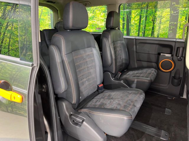 後部座席も気になるようなキズ・汚れやへたり等、大きなダメージはなく、良好な状態です。