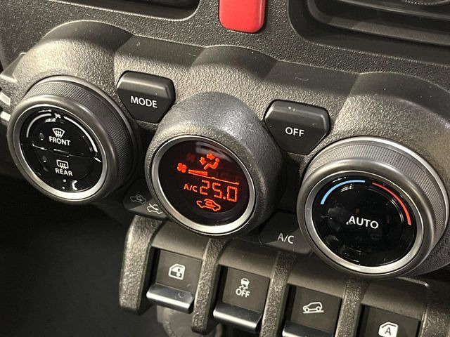 【オートエアコン】一度お好みの温度に設定すれば、車内の温度を検知し風量や温度を自動で調整。暑い…寒い…と何度もスイッチ操作をする必要はありません。快適な車内空間には必須の機能ですね♪