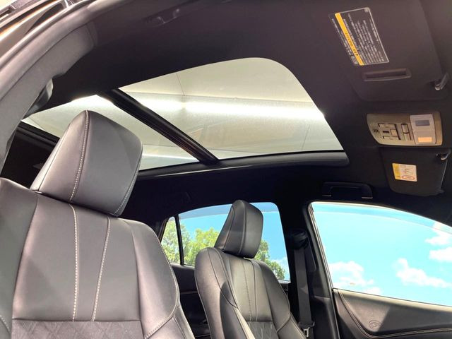 【大型サンルーフ】車内の解放感が一気に上がる大型のパノラマルーフ!季節を問わず開放的で快適なドライブをお楽しみいただけます。流通量も少なく希少価値の高い人気の装備です♪