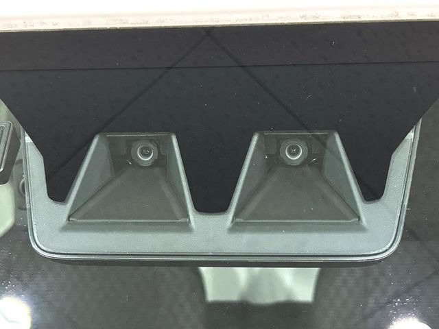 【スマートアシスト】走行中に前方の車両等を認識し、衝突しそうな時は警報とブレーキで衝突回避と被害軽減をアシスト。より安全にドライブをお楽しみいただけます。