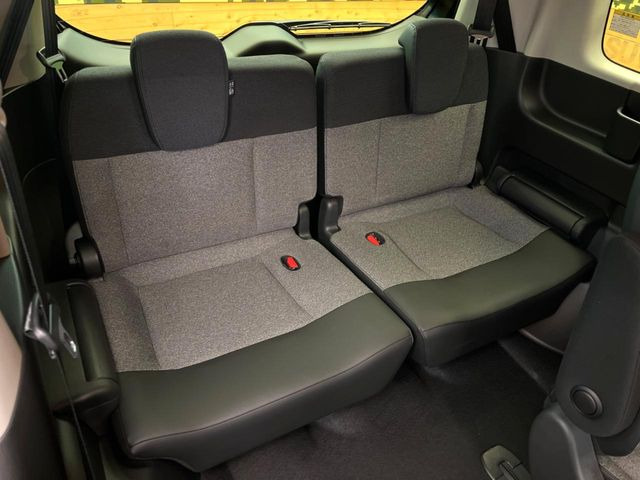 高品質なオリジナルフロアマットもオプションにてご用意しております。お好きなデザインやカラーをお車に合わせて選んでいただくことができます♪