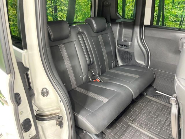 後部座席も気になるようなキズ・汚れやへたり等、大きなダメージはなく、良好な状態です。