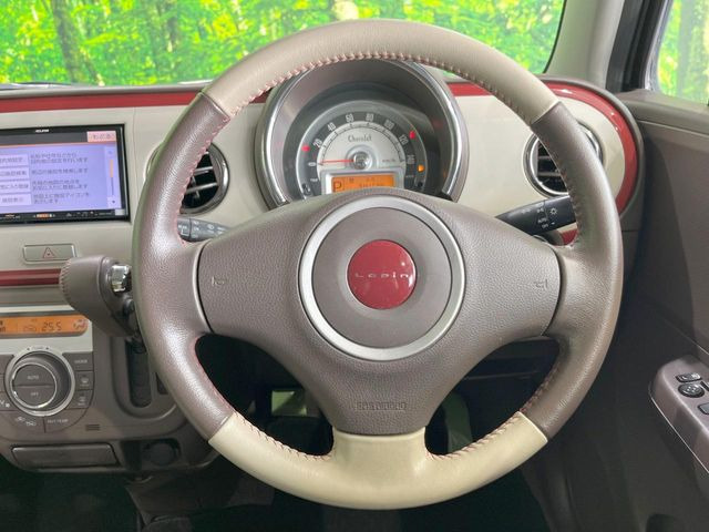 �C���e���A�ɍ��킹���f�U�C���̃X�e�A�����O�́A�^�]�������̂��Ƃ��l���A�^�]���₷���`��A�傫���ł��B�����x�A���ۂɐG���Ă��m���߂��������B