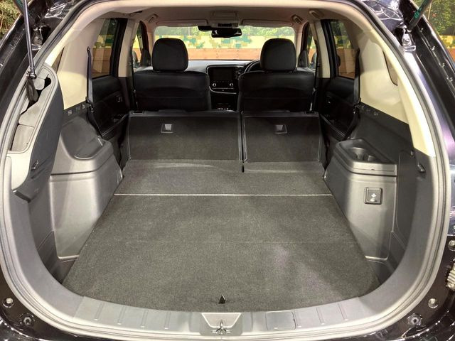 積み下ろしのしやすいデッキにはたっぷりと荷物を積み込んでいただけます。遊びから仕事まで、様々なシーンで頼れます♪