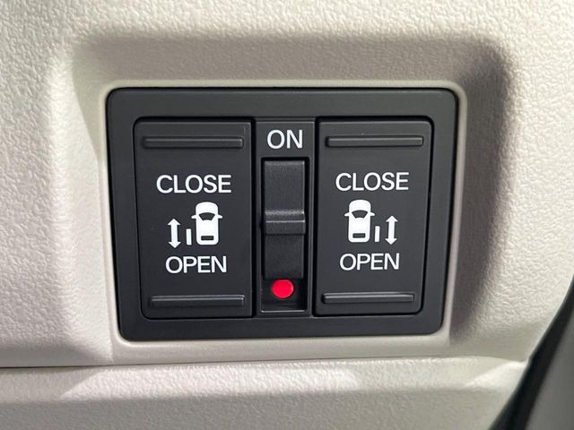 【両側パワースライドドア】スマートキーや運転席のスイッチで後席両側スライドドアの開閉が可能♪電動だから力を入れてドアを開ける必要が無く、小さなお子様でも簡単に開け閉めでき快適です♪