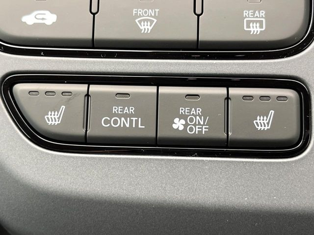 【シートヒーター】寒い日に重宝するシートヒーター!エアコンより早く温まってくれるので寒がりの人も安心ですね♪エアコンの温風は乾燥するから苦手、という方にもをおすすめです。