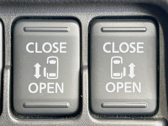 【両側パワースライドドア】スマートキーや運転席のスイッチで後席両側スライドドアの開閉が可能♪電動だから力を入れてドアを開ける必要が無く、小さなお子様でも簡単に開け閉めでき快適です♪