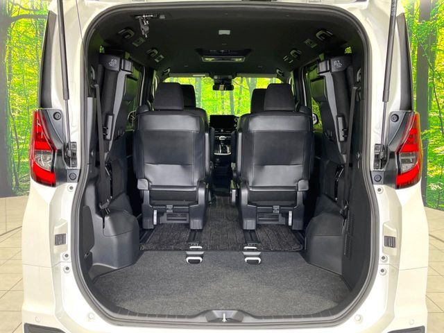 後席を格納すると、これだけの広さが!シーンに合わせたシートアレンジで、大きな荷物も積むことが出来ます♪