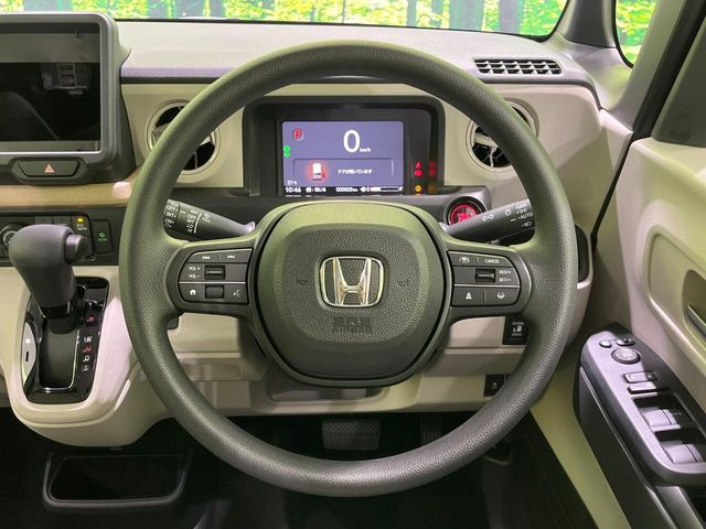 インテリアに合わせたデザインのステアリングは、運転される方のことも考え、運転しやすい形状、大きさです。是非一度、実際に触ってお確かめください。