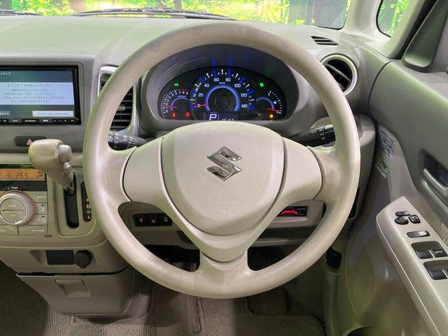 インテリアに合わせたデザインのステアリングは、運転される方のことも考え、運転しやすい形状、大きさです。是非一度、実際に触ってお確かめください。