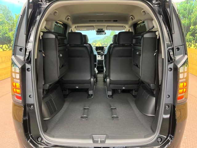 普段のお買い物や通勤、送迎等に十分な荷室スペースを確保しております。セカンドシートを倒すと、大きな荷物の積載も可能です♪