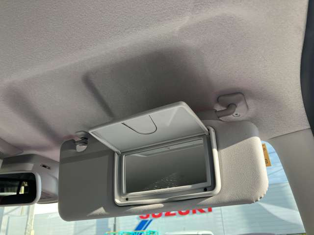 女性の方は必見!運転席のサンバイザー裏にバニティミラーが付いてます!身だしなみチェックに役立ちます。