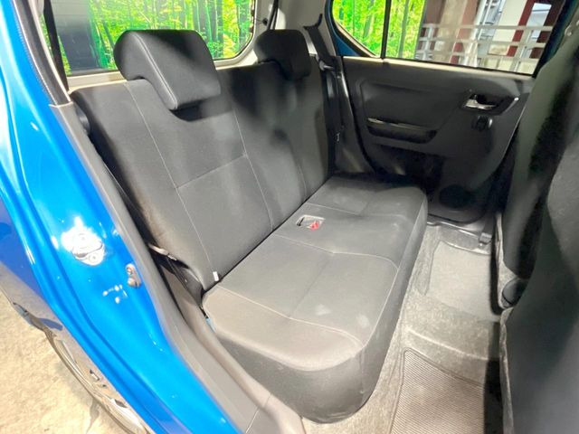 後部座席も気になるようなキズ・汚れやへたり等、大きなダメージはなく、良好な状態です。