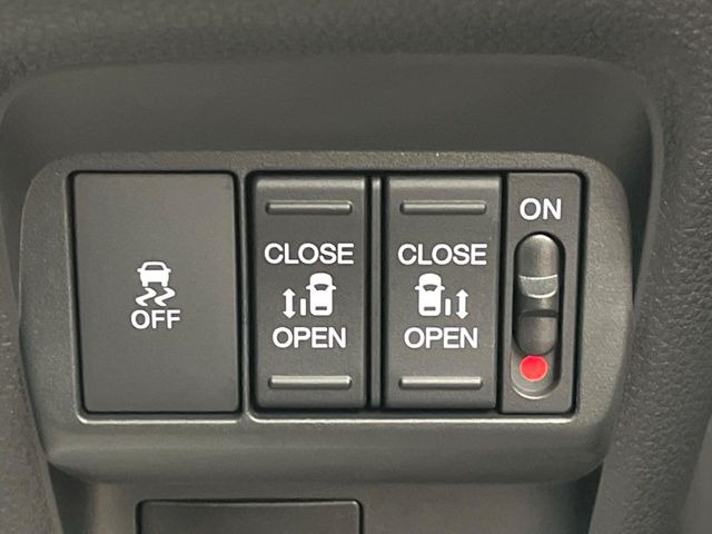 【両側パワースライドドア】スマートキーや運転席のスイッチで後席両側スライドドアの開閉が可能♪電動だから力を入れてドアを開ける必要が無く、小さなお子様でも簡単に開け閉めでき快適です♪