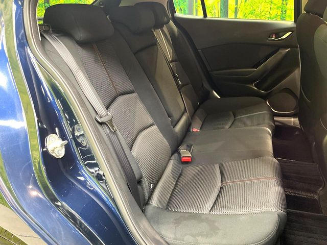 後部座席も気になるようなキズ・汚れやへたり等、大きなダメージはなく、良好な状態です。
