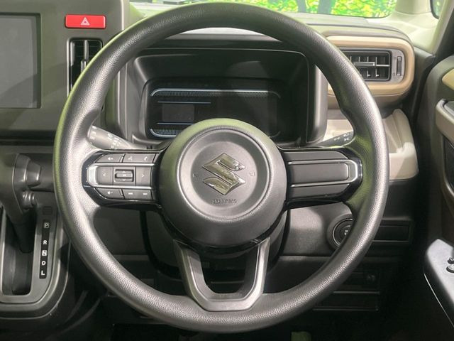 �C���e���A�ɍ��킹���f�U�C���̃X�e�A�����O�́A�^�]�������̂��Ƃ��l���A�^�]���₷���`��A�傫���ł��B�����x�A���ۂɐG���Ă��m���߂��������B