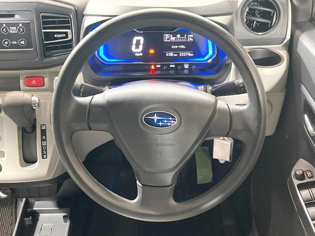 インテリアに合わせたデザインのステアリングは、運転される方のことも考え、運転しやすい形状、大きさです。是非一度、実際に触ってお確かめください。