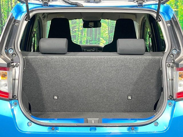 普段のお買い物や通勤、送迎等に十分な荷室スペースを確保しております。セカンドシートを倒すと、大きな荷物の積載も可能です♪