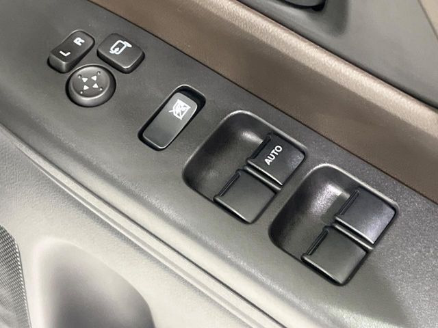 �y�d���i�[�~���[�z�T�C�h�~���[�͓d���i�[���ƂȂ��Ă���A�������ԏ�ł��L�Y�������X�N��}�����܂��B