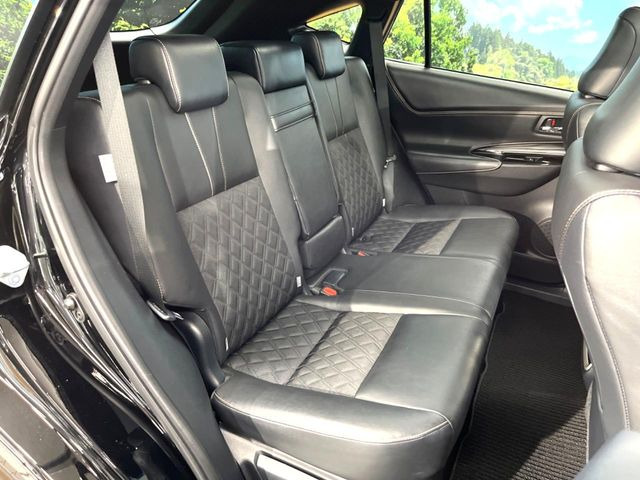 後部座席も気になるようなキズ・汚れやへたり等、大きなダメージはなく、良好な状態です。