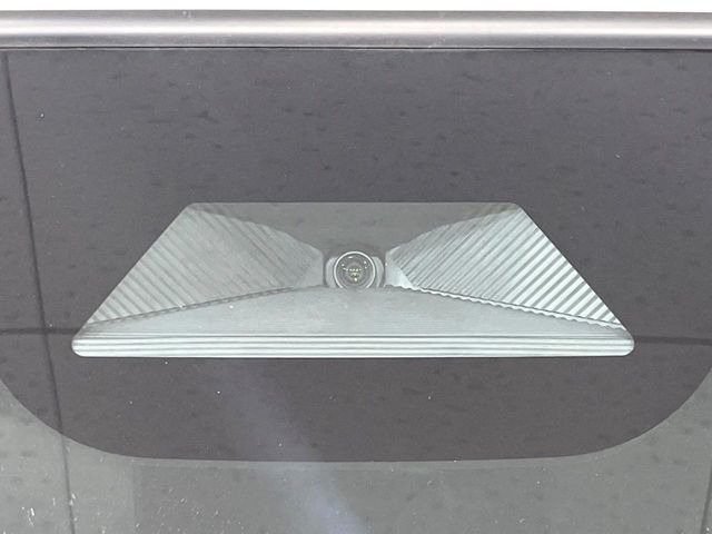 【ホンダセンシング】走行中に前方の車両等を認識し、衝突しそうな時は警報とブレーキで衝突回避と被害軽減をアシスト。より安全にドライブをお楽しみいただけます。