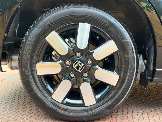 【グレード専用純正15インチアルミホイール】デザイン性の高い純正アルミホイールを装着しております。各種社外アルミホイールや、スタッドレスタイヤも取扱いしております。是非ご相談ください♪