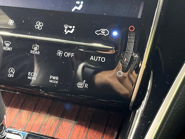 【シートヒーター】寒い日に重宝するシートヒーター!エアコンより早く温まってくれるので寒がりの人も安心ですね♪エアコンの温風は乾燥するから苦手、という方にもをおすすめです。