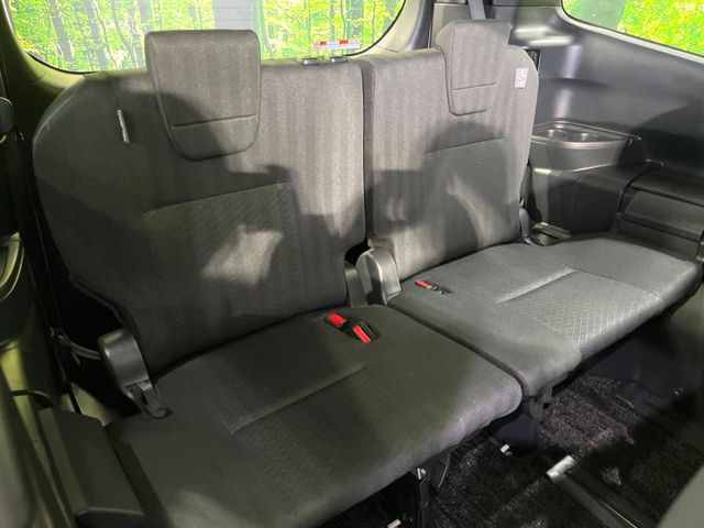 3列目シートはもちろん状態良好☆大人でもゆったりと座って頂けますので、大人数でのお出かけもラクラクです♪ご家族で、気の知れた仲間で、ドライブに行くのが楽しみですね♪