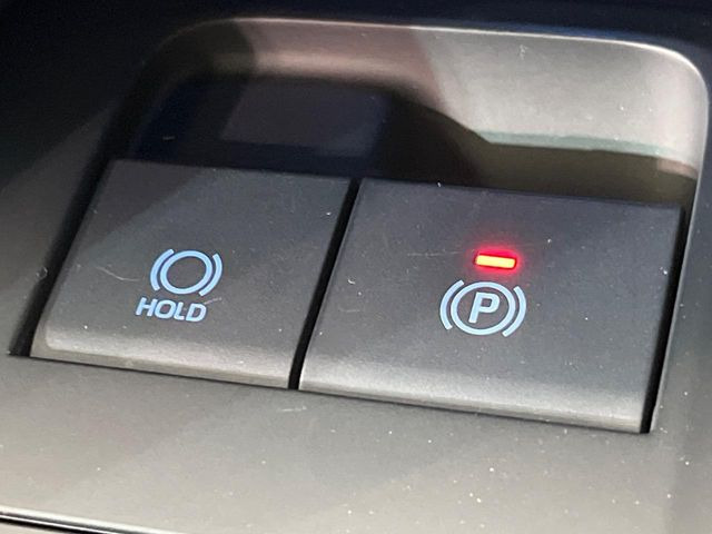 【オートブレーキホールド】信号待ちや渋滞で停車時にブレーキから足を離しても、停止状態を保持してくれます。前進するときはアクセルを踏めば自動で解除されるので安心♪街乗り運転が楽になります♪