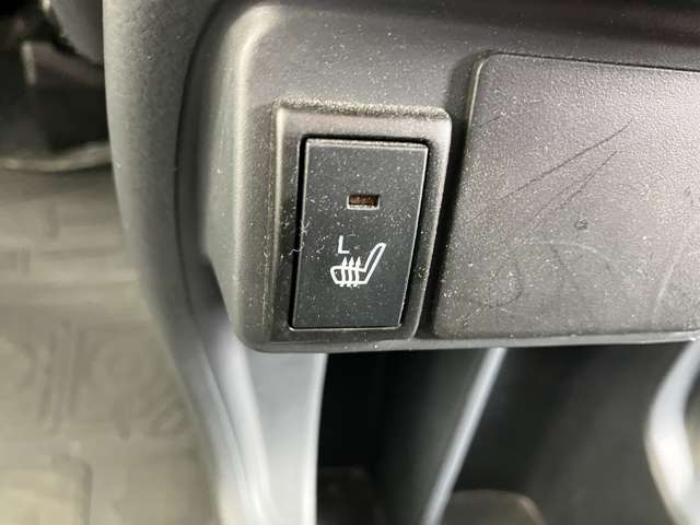 ★寒い冬場にうれしいシートヒーター★お尻がポカポカ!エアコンが利く前に乗り込むことが多いドライバーの身体を素早く暖めてくれます!