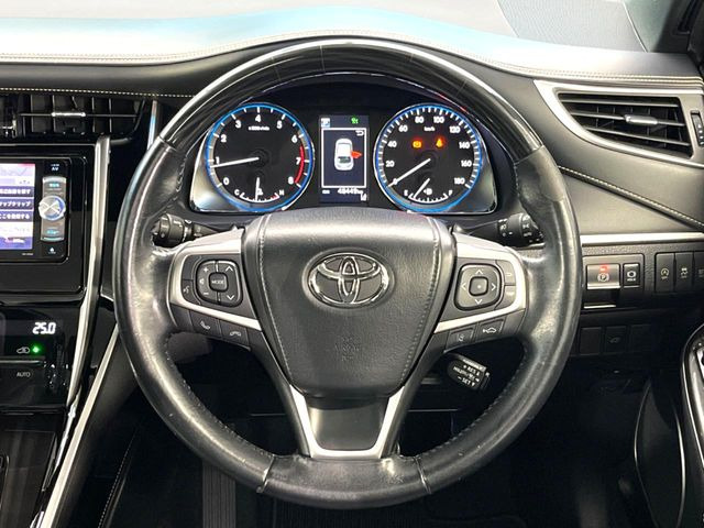 【ウッドコンビステアリング】高級感ある木目調パーツを採用した手に良く馴染むコンビハンドル。運転席廻りの雰囲気も一気に豪華になります!