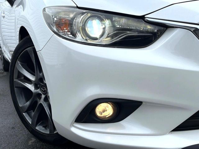 【HIDヘッドライト】非常に明るく前方を照らしてくれるので、悪天候や夜間の走行時も視界良好で安心してお乗りいただけます。