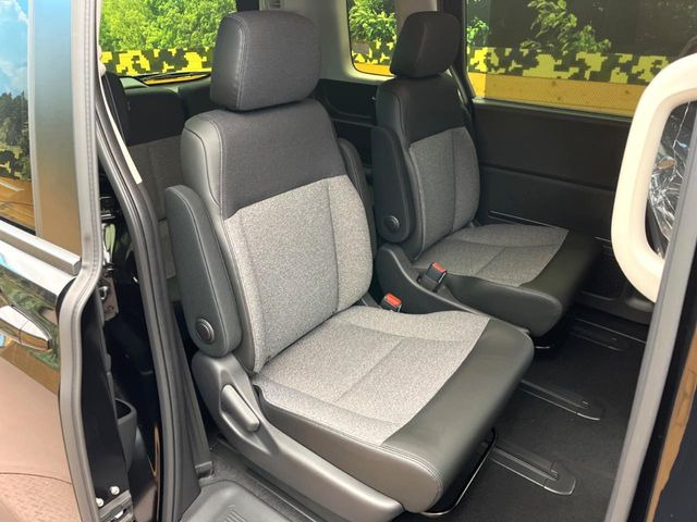 高品質なオリジナルフロアマットもオプションにてご用意しております。お好きなデザインやカラーをお車に合わせて選んでいただくことができます♪