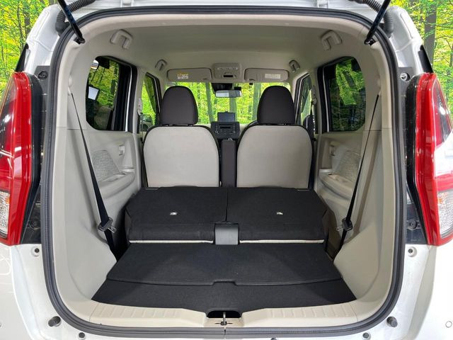 ���i�̂���������ʋ΁A���}���ɏ\���ȉ׎��X�y�[�X���m�ۂ��Ă���܂��B�Z�J���h�V�[�g��|���ƁA�傫�ȉו��̐ύڂ��\�ł���