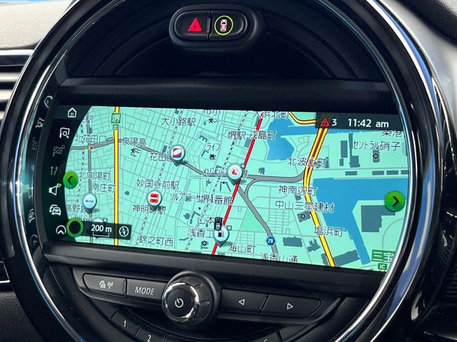 ●純正ナビ:一体感のあるナビは、高級感ある車内を演出してくれます。オーディオ機能も充実しておりますので、運転もより楽しめます♪