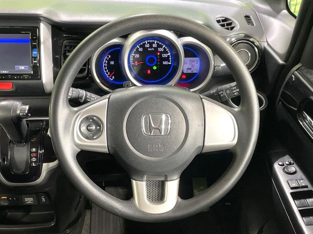 インテリアに合わせたデザインのステアリングは、運転される方のことも考え、運転しやすい形状、大きさです。是非一度、実際に触ってお確かめください。