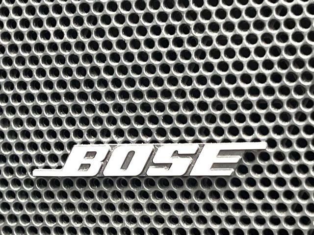 【BOSEサウンドシステム】メーカーオプションの高品位サウンドシステムを搭載。専用のチューニングが施された大小様々なスピーカーから良質なサウンドが奏でられ、臨場感あふれる音響空間を演出します。